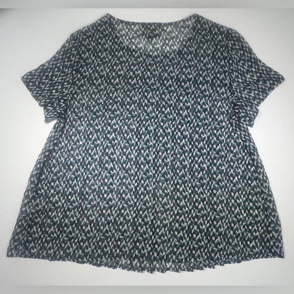 W5 Women's Blue and White Geometric Blouse 🤍💙 - Picture 7 of 8